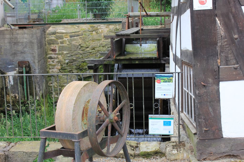 Wassermühlrad einer historischen Mühlenanlage im Oberen Eisenhammer (Schaumburger Land). Die Sanierung wird gefördert über Mittel des Europäischen Landwirtschaftsfonds für die Entwicklung des ländlichen Raums im Rahmen von LEADER.