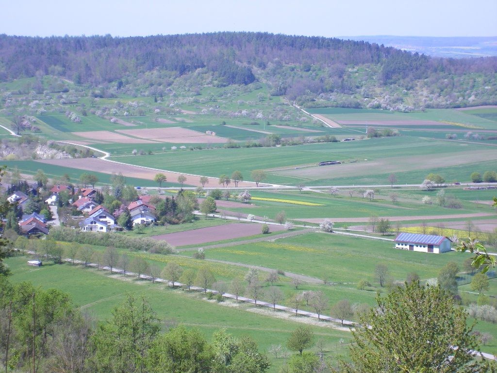 Strukturreiche Landschaft mit kleinflächigen Feldern.