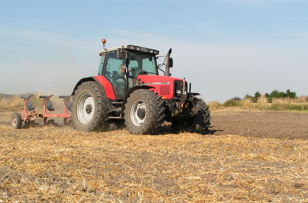 Trecker mit Pflug auf dem Feld