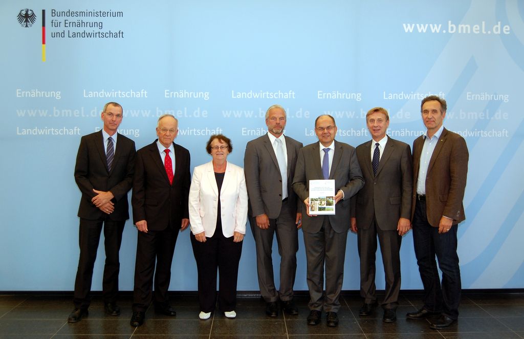 Gruppenfoto bei der Übergabe des Klimaschutzgutachtens: (von links) Prof. Dr. Peter Weingarten, Staatssekretär Dr. Herrmann Onko Aeikens, Prof. Dr. Ulrike Arens-Azevedo, Prof. Dr. Harald Grethe, Bundesminister Christian Schmidt, Prof. Dr. Hermann Spellmann und Prof. Dr. Jürgen Bauhus.