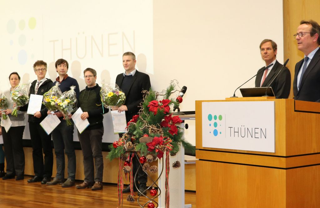 Projektgruppe "Monitoring Ländliche Räume" bei der Ehrung durch Prof. Folkhard Isermeyer (Thünen-Institut)