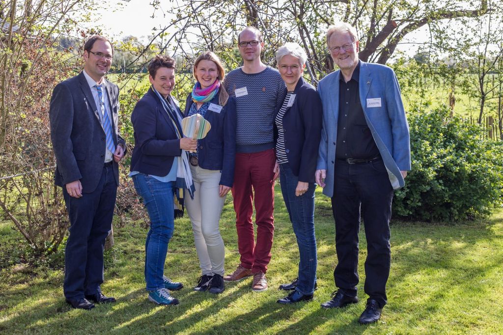 Die Umweltstaatssekretärin des Landes Schleswig-Holstein Anke Erdmann überreicht den Preis an die Thünen-Wissenschaftlerinnen und -Wissenschaftler Hannah Böhner, Christoph Buschmann und Karin Reiter sowie an Dr. Hermann Hötker und Dominic Cimiotti vom Michael-Otto-Institut im NABU