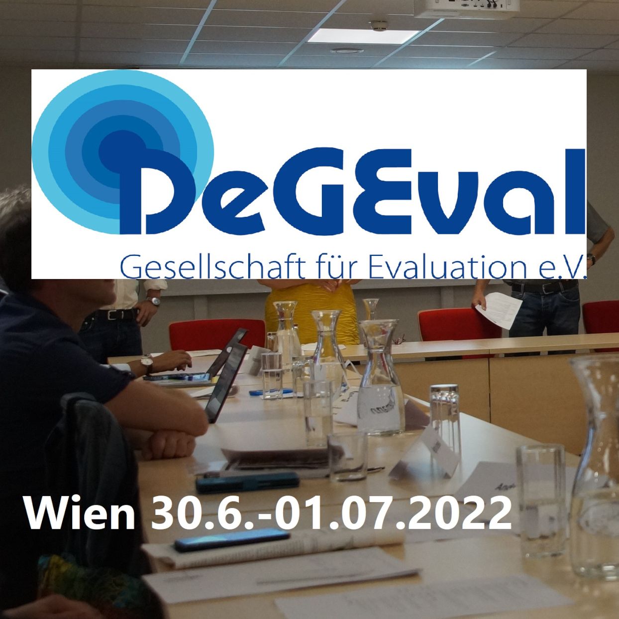 Veranstaltungsraum, drüber das Logo von DeGEval und das Veranstaltungsdatum.