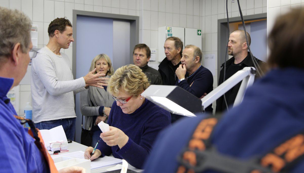 Uwe Krumme, OF’s deputy director, explains the processing of of harbour samples in the lab.