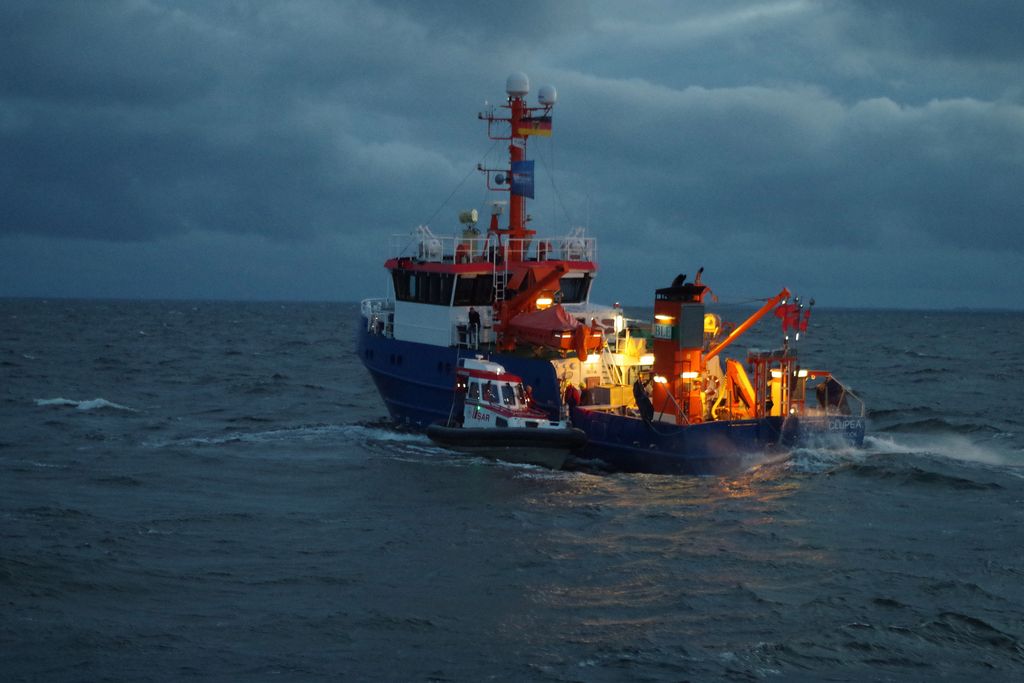 Tochterboot „Notarius“ der DGzRS längsseits FFS Clupea zur Übernahme des Verletzten. 