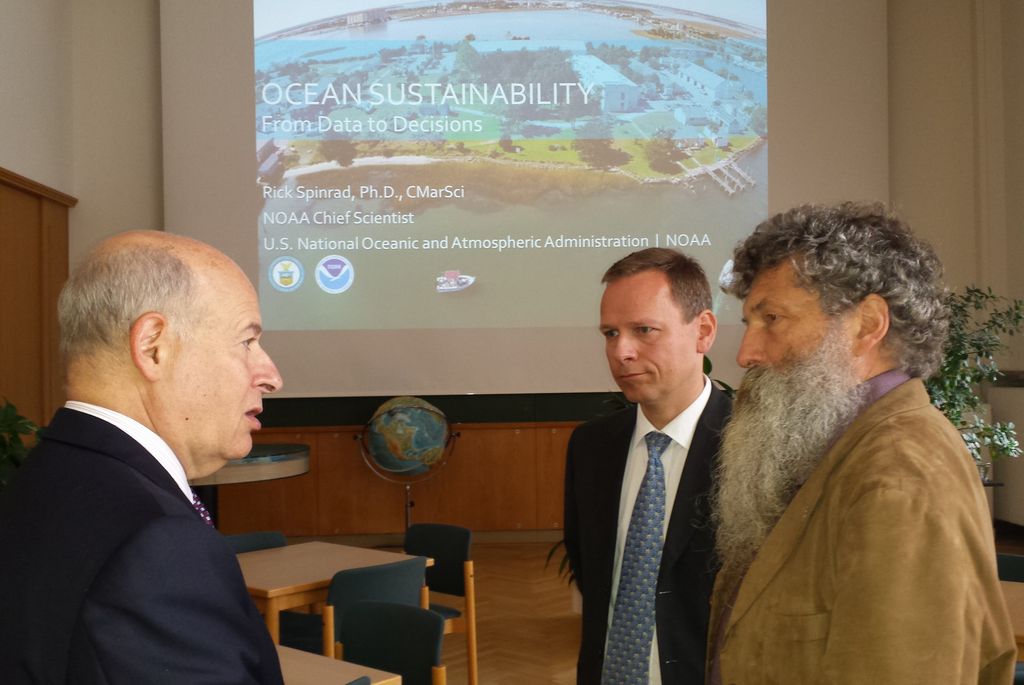 Richard Spinrad (NOAA), Christopher Zimmermann (Thünen-OF) und Ulrich Bathmann (IOW) (von links) in Warnemünde.
