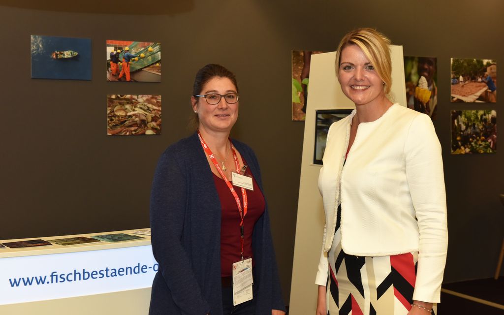 Besuch von Christina Schulze Föcking, Ministerin für Umwelt, Landwirtschaft, Natur- und Verbraucherschutz des Landes NRW am "Fischbestände online“-Stand auf der ANUGA (links Dr. K. Barz, Thünen-Institut für Ostseefischerei, rechts Ministerin Christina Schulze Föcking).