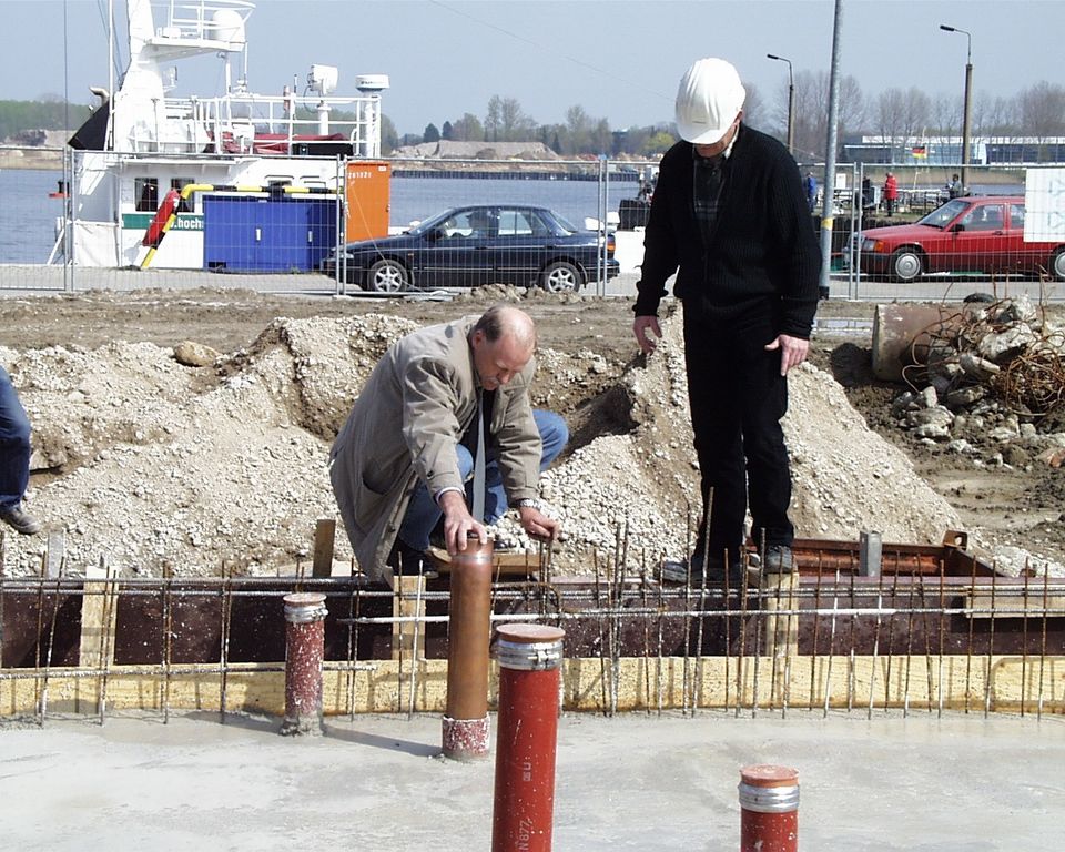 Inoffizielle Grundsteinlegung (beim Gießen der Bodenplatte) durch den damaligen Institutsleiter Dr. Hammer im April 2004.