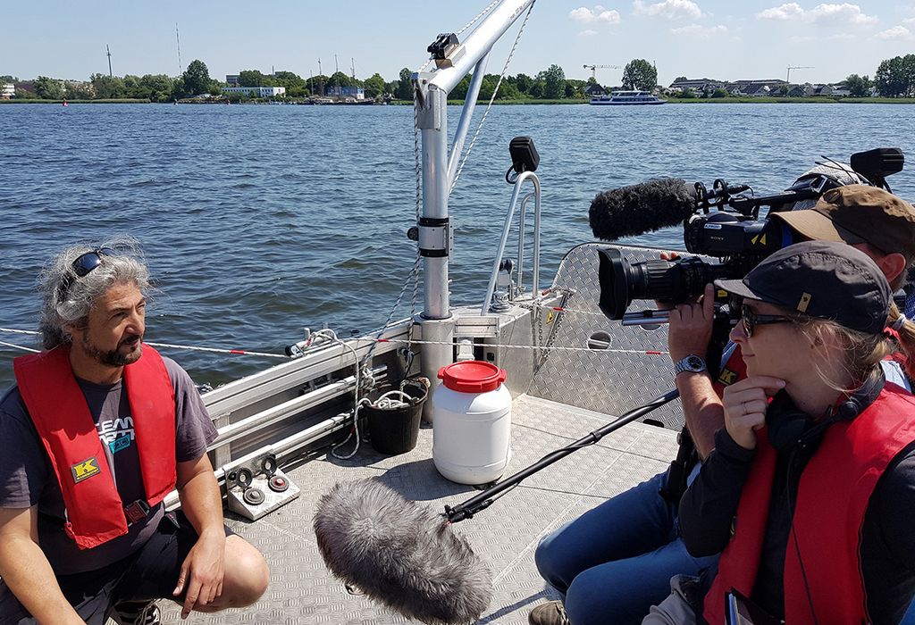 SWR Team mit Dr. Patrick Polte auf dem Arbeitsboot Belone auf der Unterwarnow