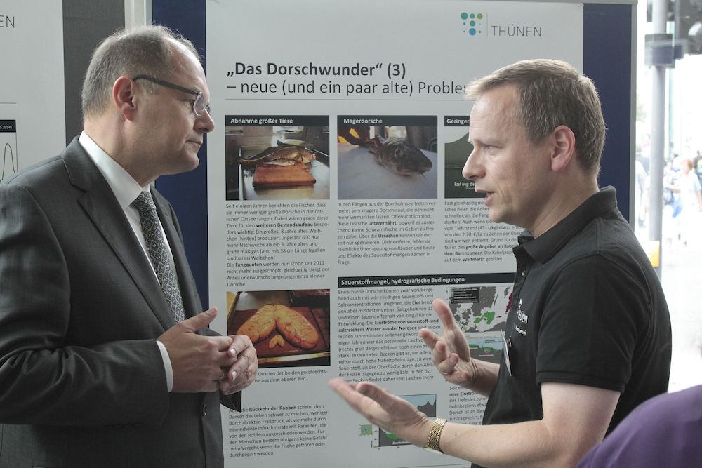 Bundesminister Christian Schmidt im Gespräch mit dem Leiter des Instituts für Ostseefischerei, Christopher Zimmermann.
