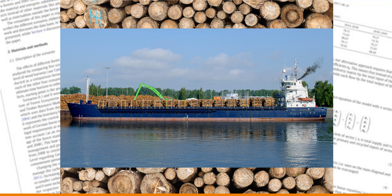 Frachtschiff und Holzpolter im Hafen
