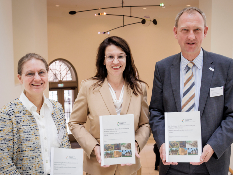 Gabriele Weber-Blaschke (TU Munich) and Prof. Dr. Matthias Dieter (Thünen Institute) as lead authors presented the study to State Secretary Martina Englhardt-Kopf. Group picture with three people