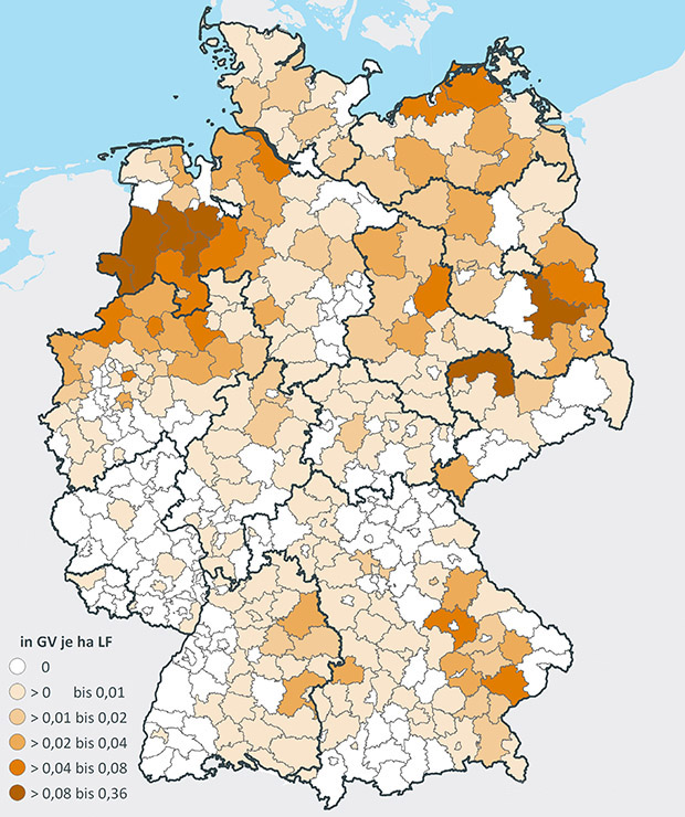 Eine Deutschlandkarte zeigt die regionale Verteilung der Masthähnchen 2010 mit verschieden farbigen Flächen