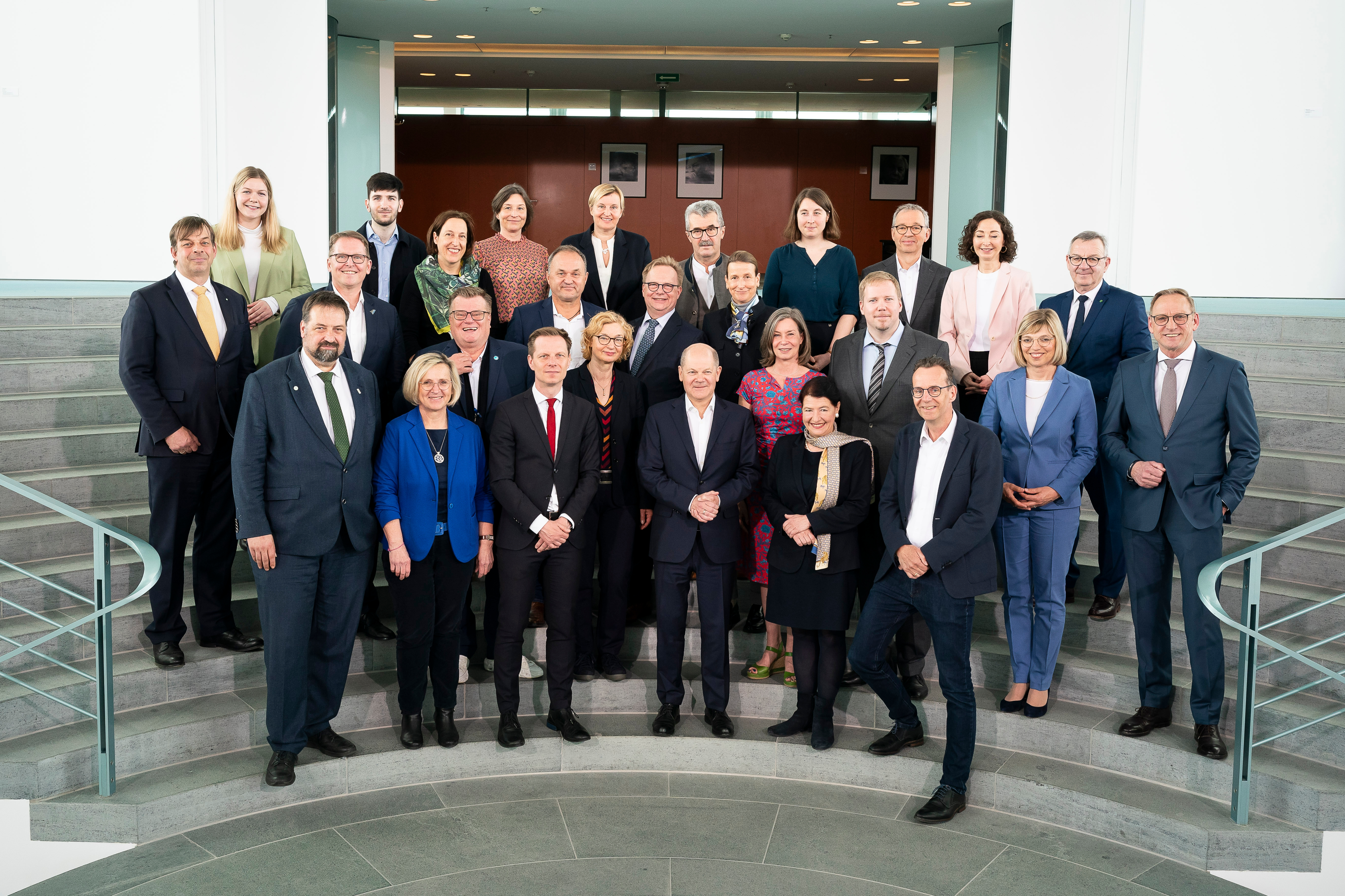 Der Bundeskanzler steht in Mitten von Personen, die der Zukunftskommission Landwirtschaft angehören, u.a. Hiltrud Nieberg vom Thünen-Institut