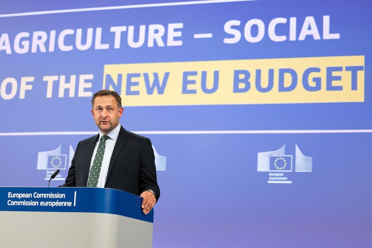 Eine Person am Rednerpult, dahinter der englische Text: "New EU Budget".