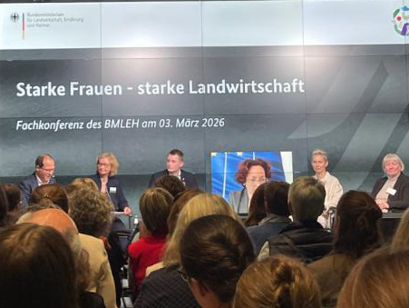 Blick über einige Köpfe auf die Podiumsdiskussion der Veranstaltung.