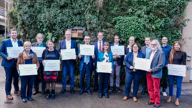 Gruppenbild: Die Projektteilnehmer und Landwirtschaftsminister Özdemir halten die Förderurkunden in den Händen hat
