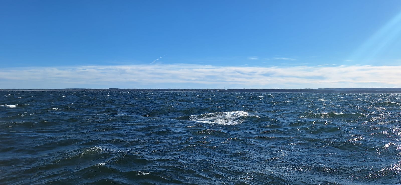 Leicht bewegte See und blauer Himmel.