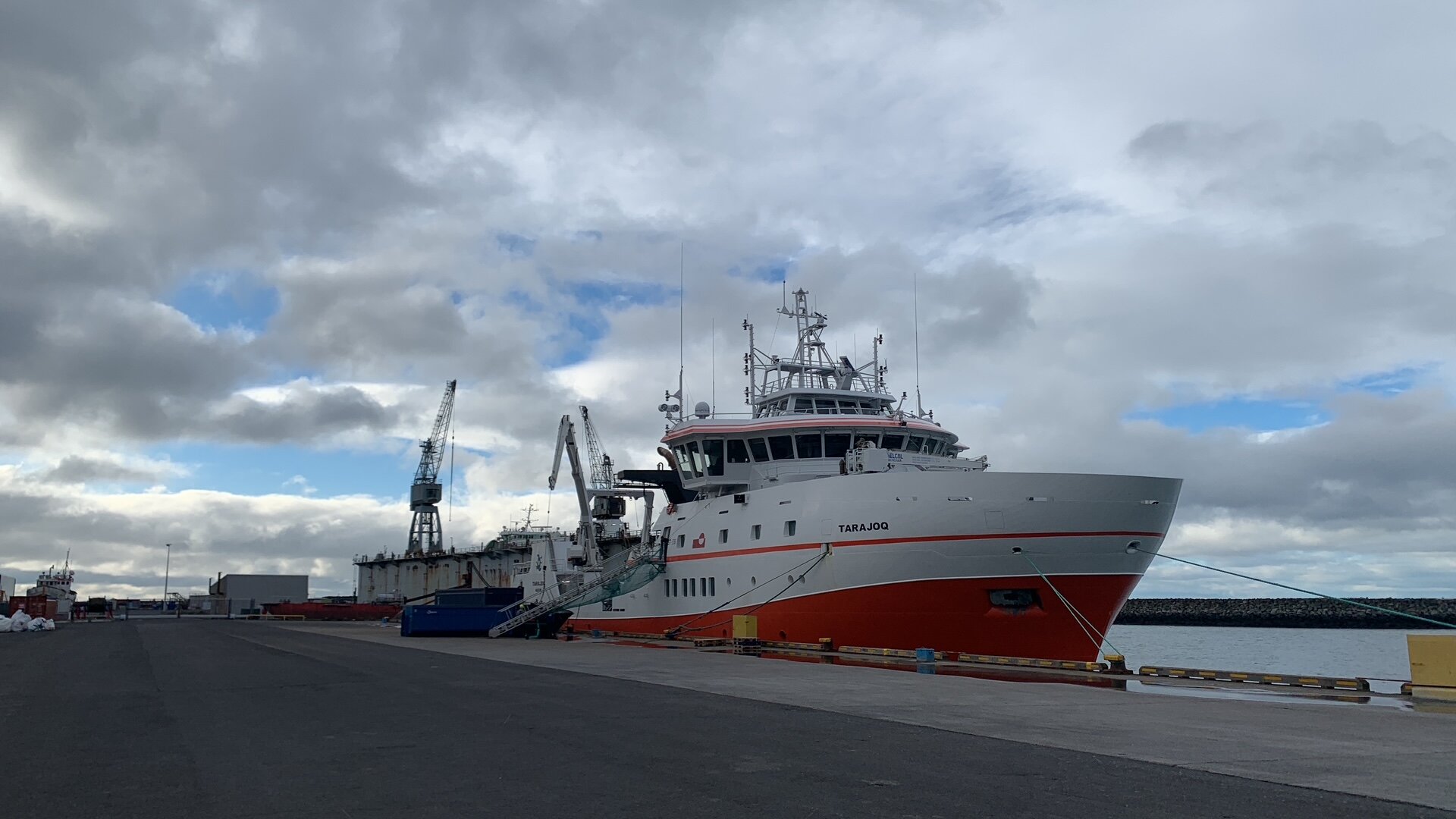 Die Tarajoq im Hafen von Hafnarfjörður.