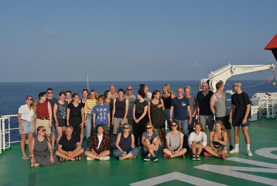 The scientific team on deck of the "SONNE".
