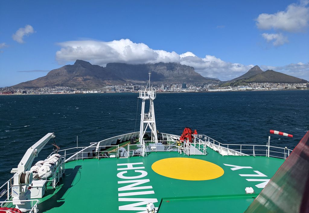 The SONNE while ariving in the harbour of Cape Town.
