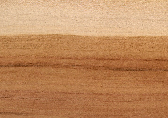 Ein Brett aus Kirschbaumholz mit typischer Maserung.