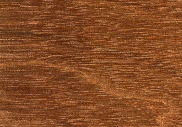 Ein Brett aus dem Tropenholz Bangkirai mit typischer Maserung