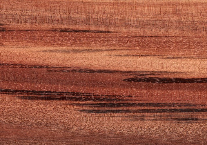 Ein Brett aus dem Tropenholz Gonçalo alvez mit typischer Maserung