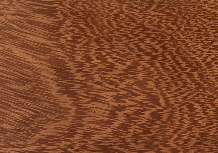 Ein Brett aus dem Tropenholz Iroko mit typischer Maserung
